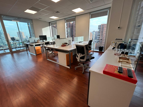 Oficina De 98m2 Habilitada Y Amoblada Nueva Las Condes.
