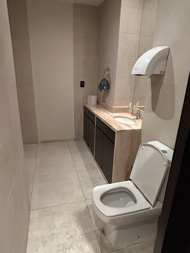 Moderna Y Amplia Oficina De 200m2 Rosario Norte N Las Condes